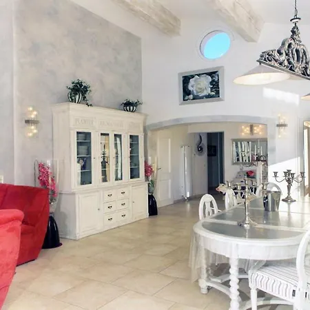 Villa Sleeps 8 Pool *