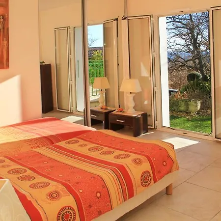 Sleeps 8 Pool 别墅